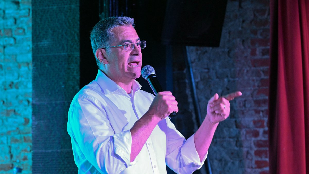 El candidato demócrata a gobernador, Xavier Becerra, habla durante un acto de movilización (Archivo)