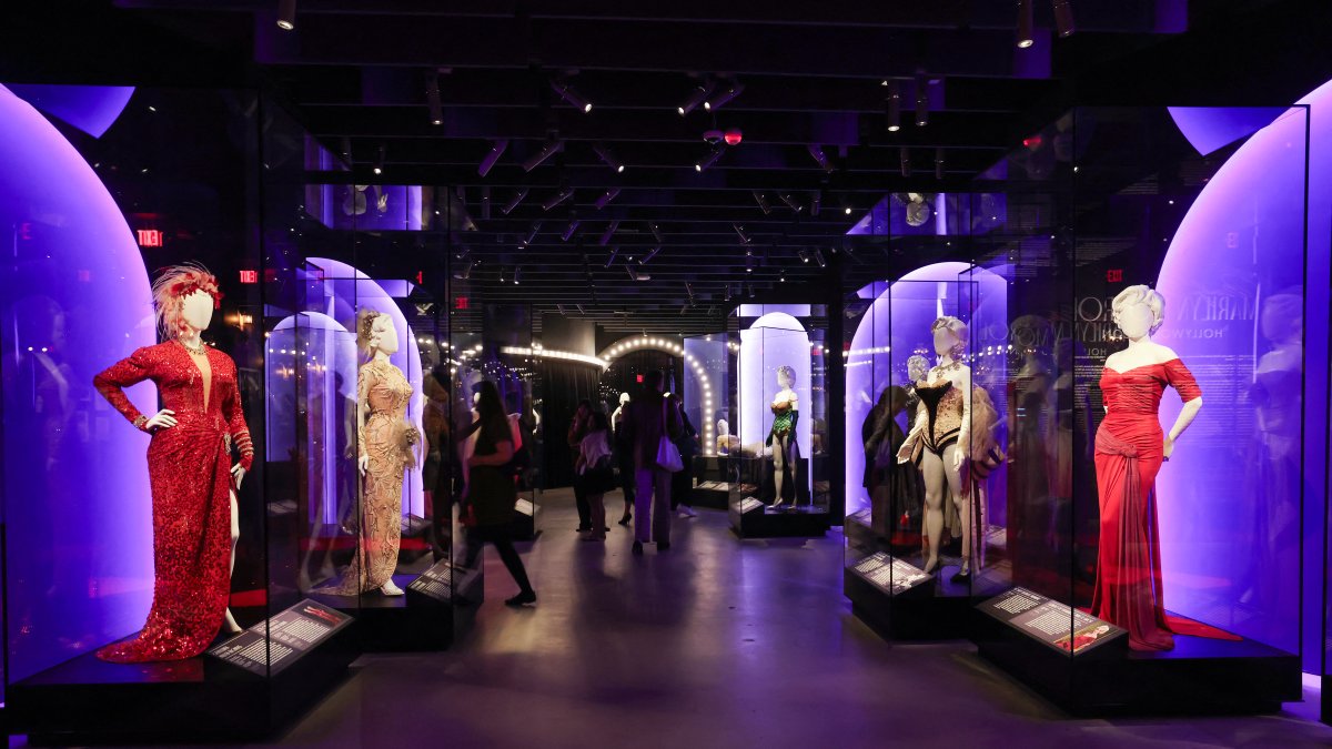 Vestidos usados por Marilyn Monroe se exhiben en la exposición