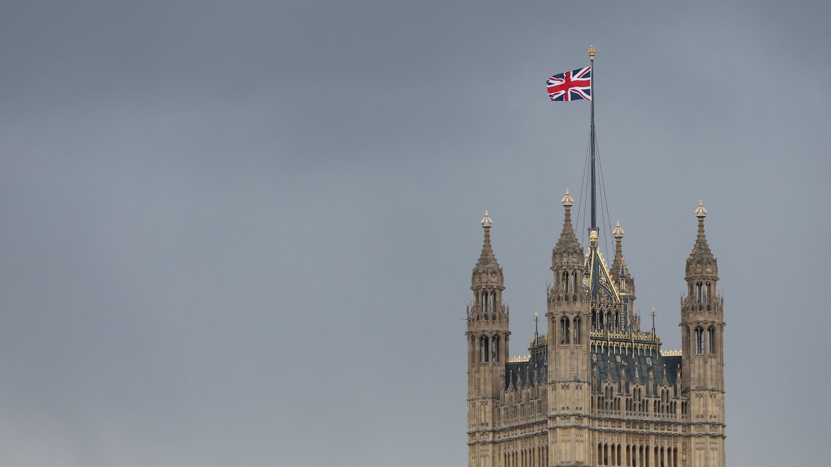 The Palace of Westminster with the flag of the United Kingdom (Archive).