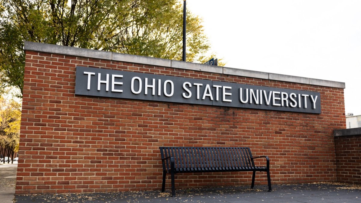 Un letrero en la entrada del campus de la Universidad Estatal de Ohio en Columbus