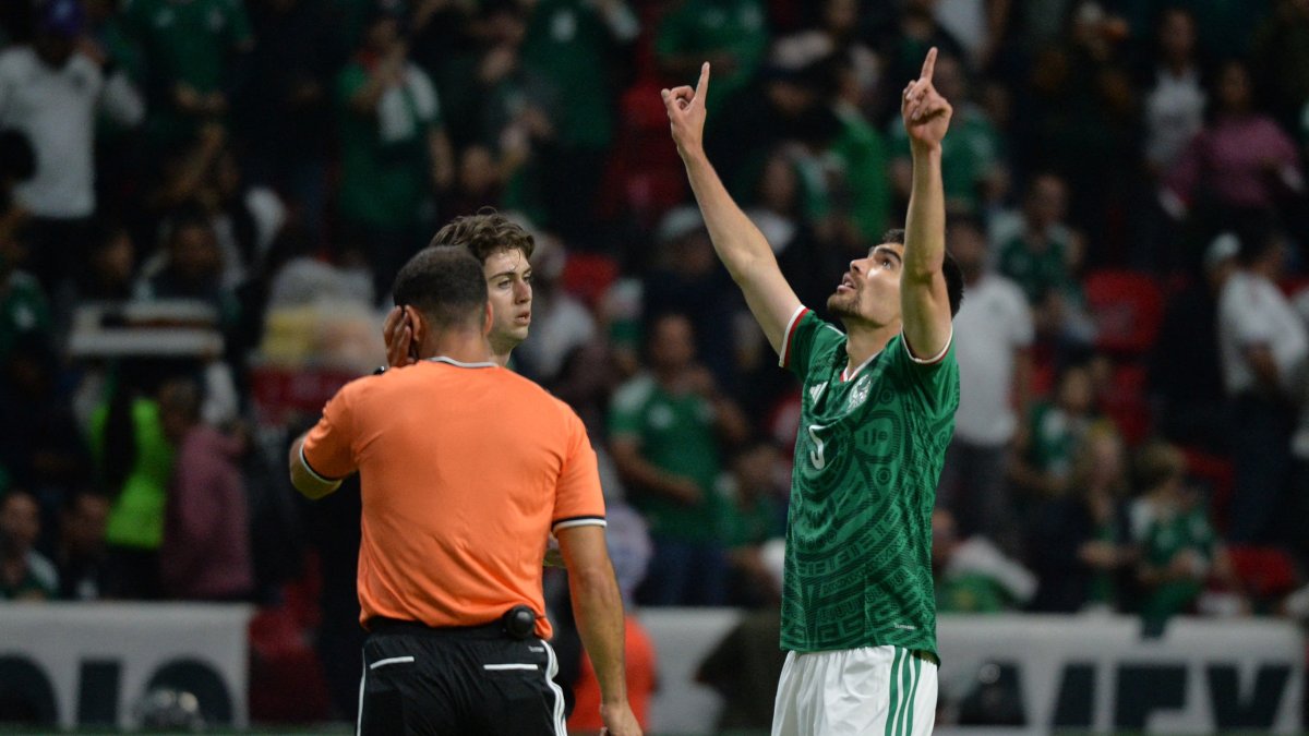 Johan Vasquez celebra su gol ante Serbia