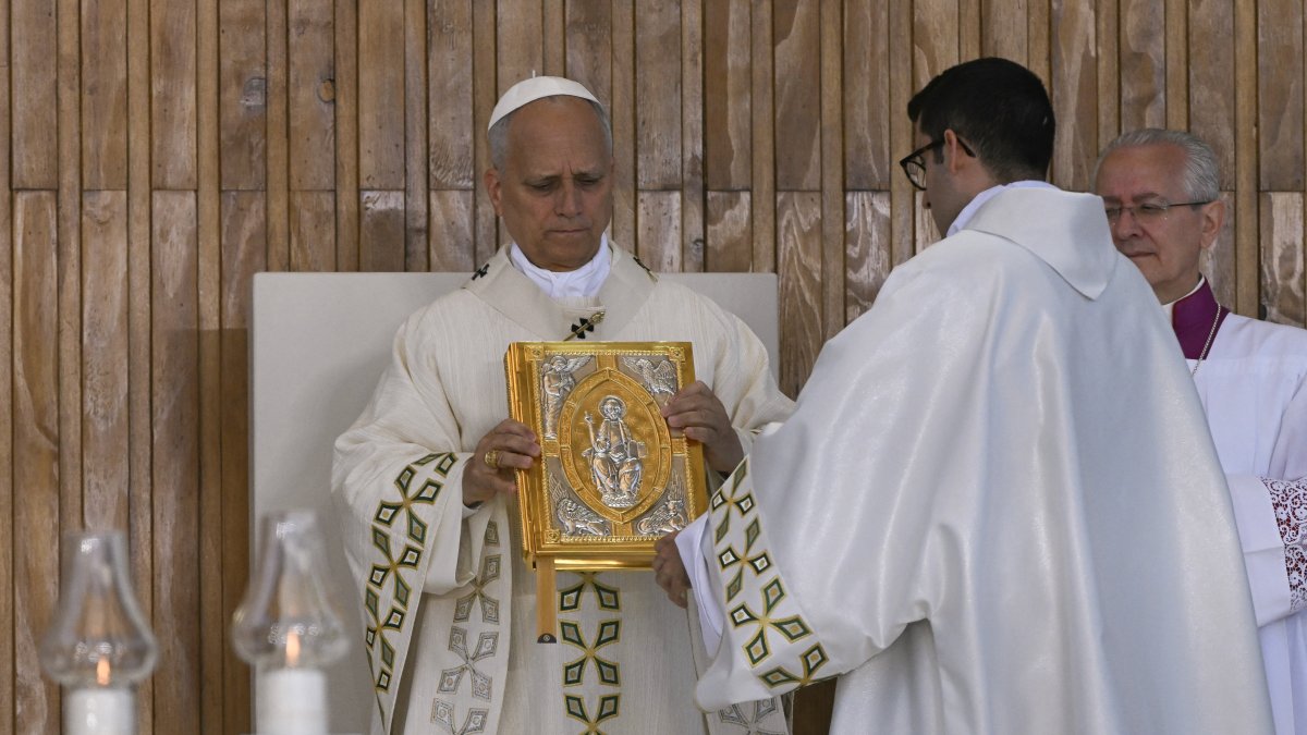 El papa León XIV preside la misa solemne en la Plaza de Cibeles de Madrid