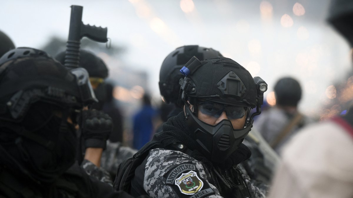 Policías y civiles chocan con manifestantes antigubernamentales