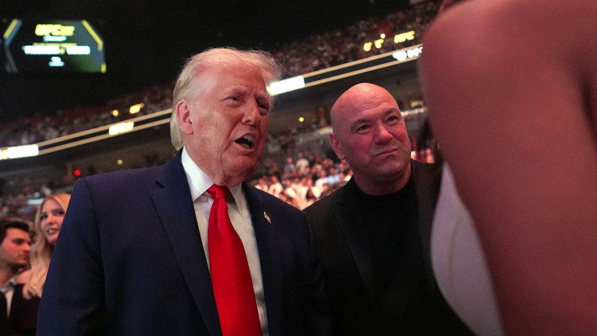 Donald Trump junto a Dana White/ Julia Demaree Nikhinson