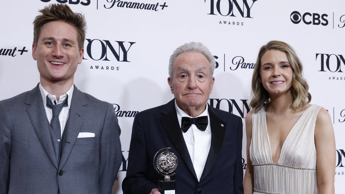 El productor Lorne Michaels posa con el premio a Mejor Musical por 