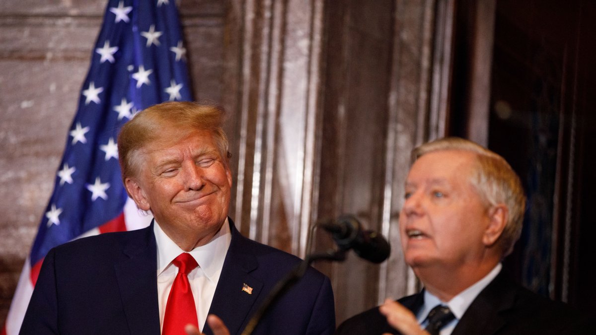 Donald Trump junto a Lindsey Graham/ Logan Cyrus