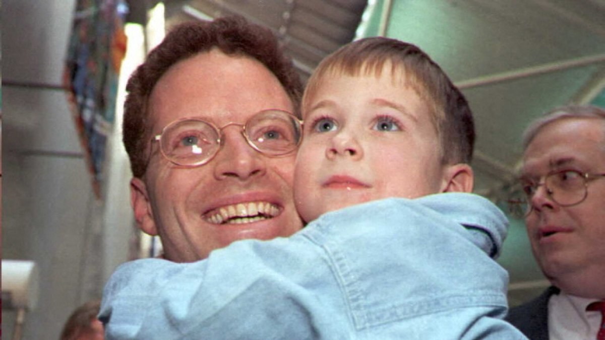 Journalist David Rohde hugs his nephew after being released in 1995.