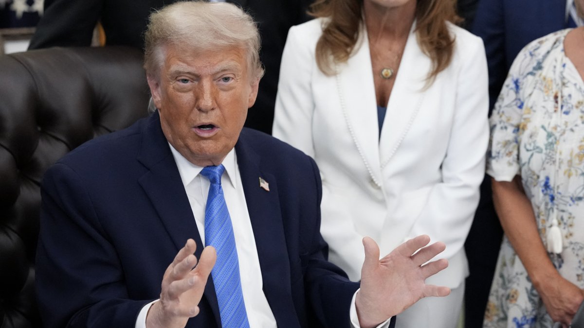 Donald Trump in the Oval Office/ Ken Cedeno