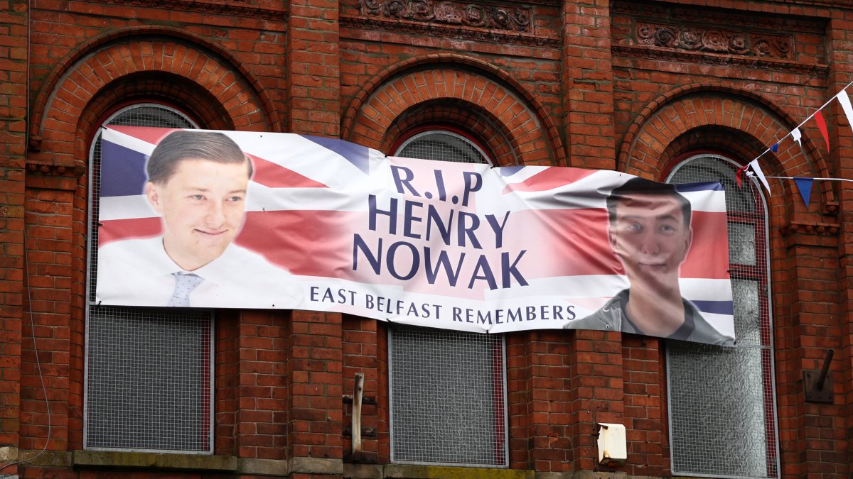 Un cartel en memoria de la víctima de apuñalamiento Henry Nowak