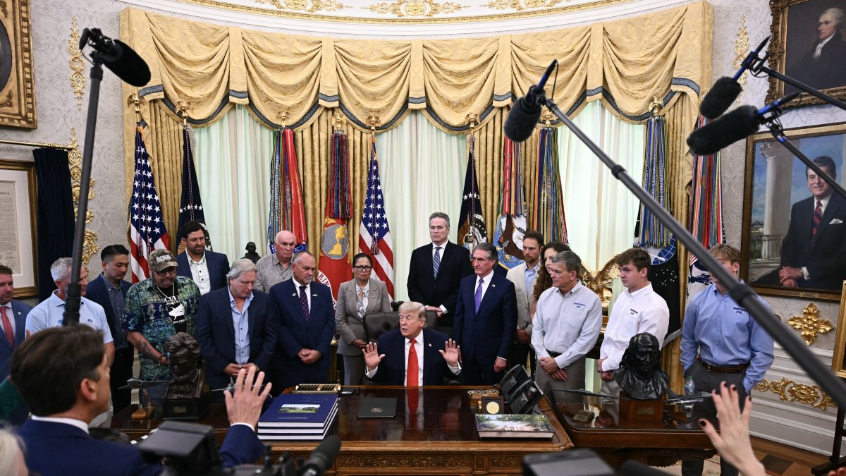 El presidente Trump conversando con los periodistas este 11 de junio en la Oficina Oval.