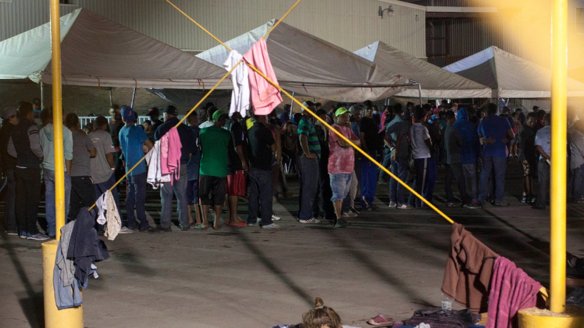 Familias con menores migrantes esperan junto a la frontera sur