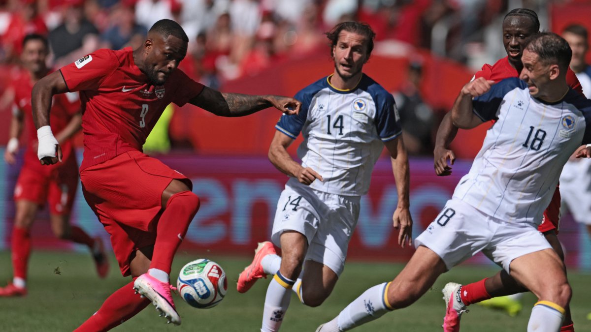 Larin dispara el que sería el gol del empate canadiense ante Bosnia