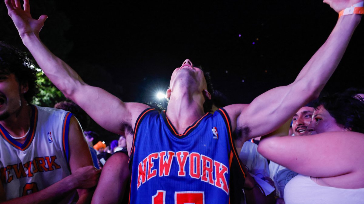 Los aficionados de los Knicks celebran en Central Park (Archivo)