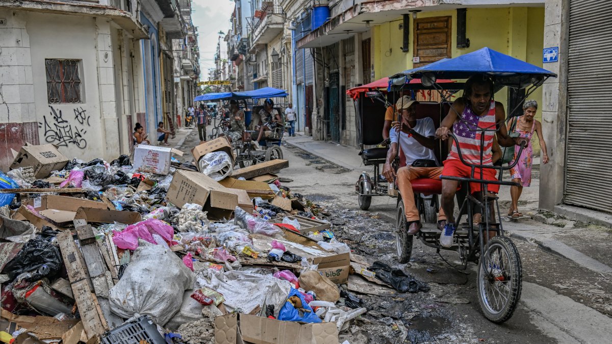 Las personas conviven con montones de basura en medio de la ciudad de La Habana (Archivo)