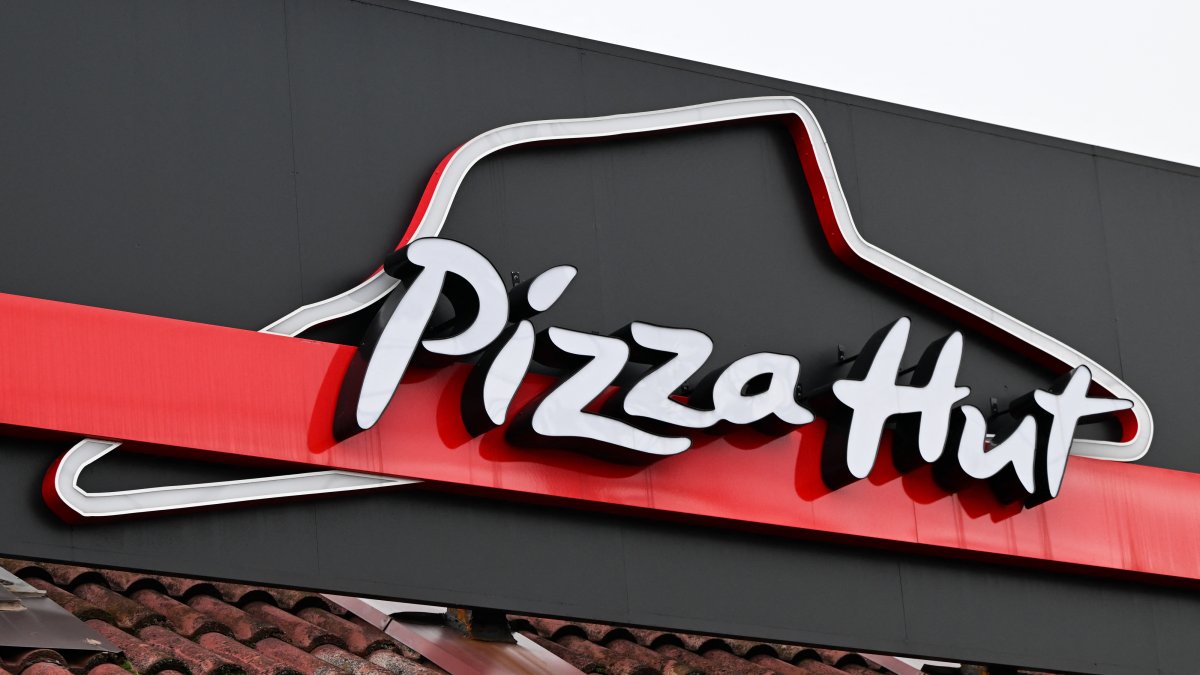 Un cartel iluminado de la cadena de alimentos Pizza Hut