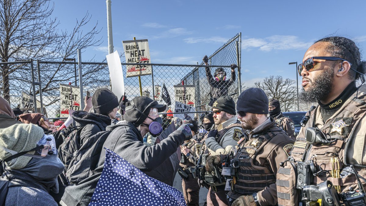 Manifestantes protestan contra las operaciones del ICE, en Minneapolis, Minnesota