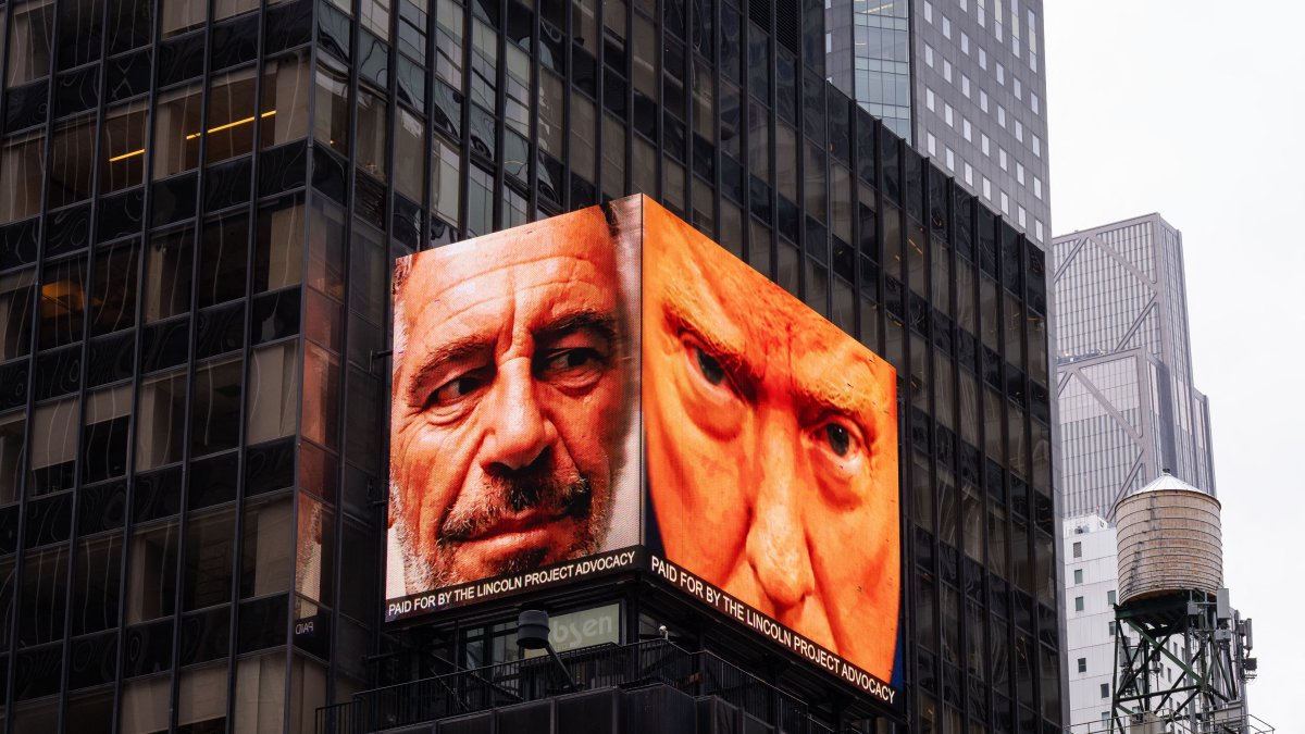 Publicidad digital en Times Square que muestra a Jeffrey Epstein y a Donald Trump/ Adam Gray
