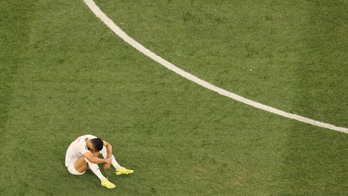 Un jugador iraní sentado en el césped luego del empate 2-2 con Nueva Zelanda, en su debut en el Mundial de Fútbol 2026.