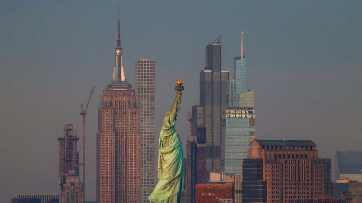 The iconic Empire State Building (L) stands out on the Manhattan skyline (Files)