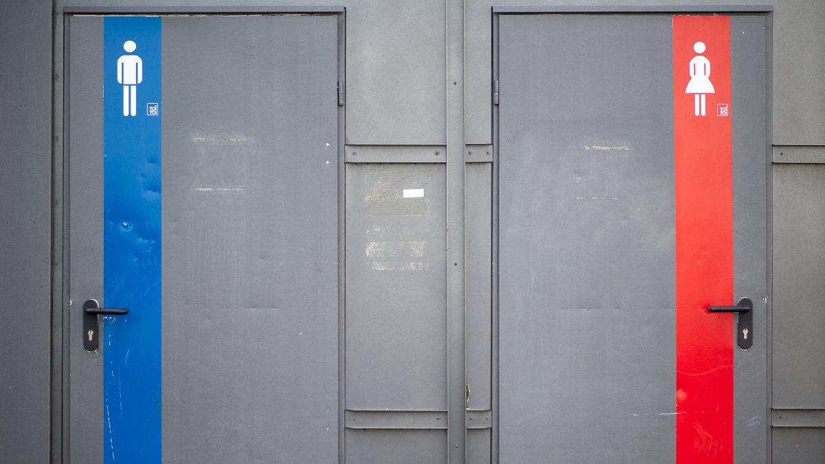 La puerta de dos baños: uno de hombres y otro de mujeres (Archivo)