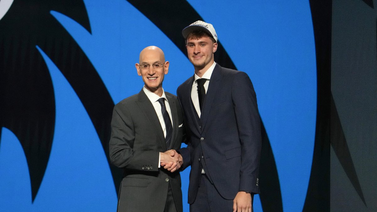 Adam Silver y Cooper Flagg, en el Draft de la NBA 2025