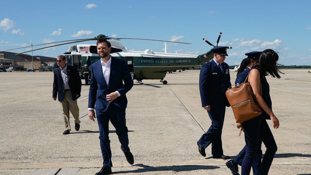 JD Vance camina hacia los periodistas tras desembarcar del Marine Two en la Base Conjunta Andrews