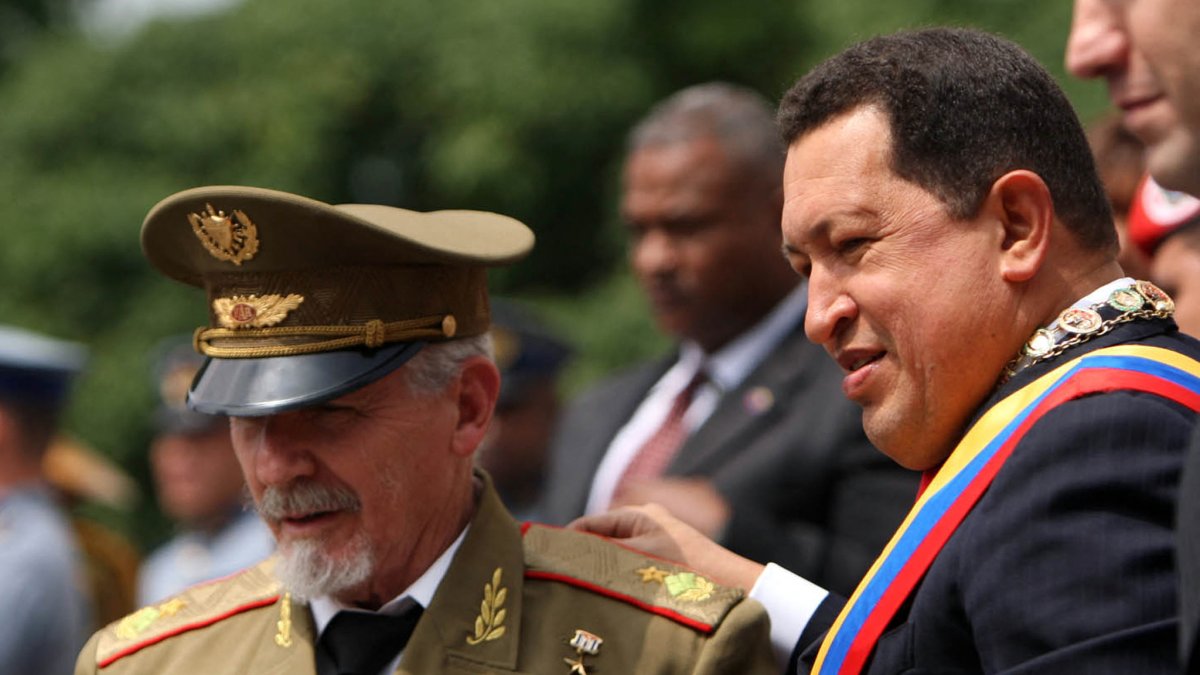 Ramiro Valdés y Hugo Chávez, ambos ahora fallecidos, en 2009.