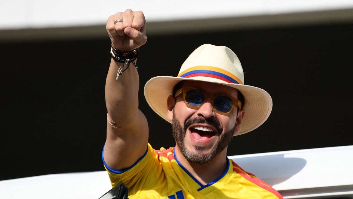 Abelardo de la Espriella raises his fist at a polling station during the runoff election
