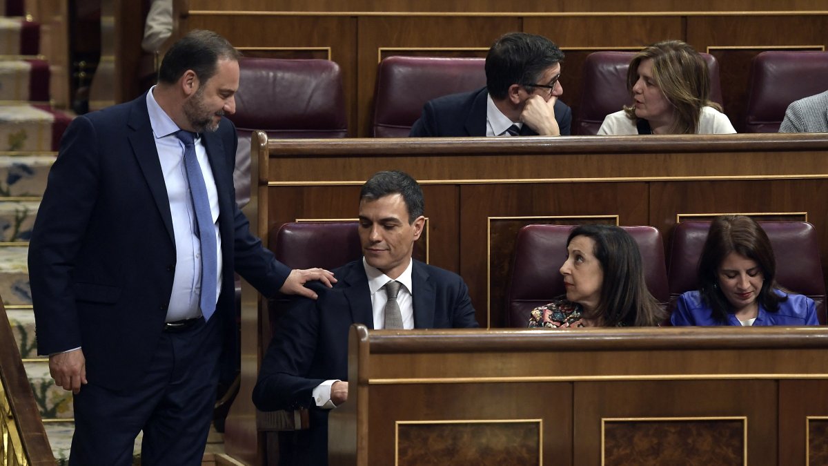 Ábalos rests his hand on Pedro Sánchez’s shoulder in Congress