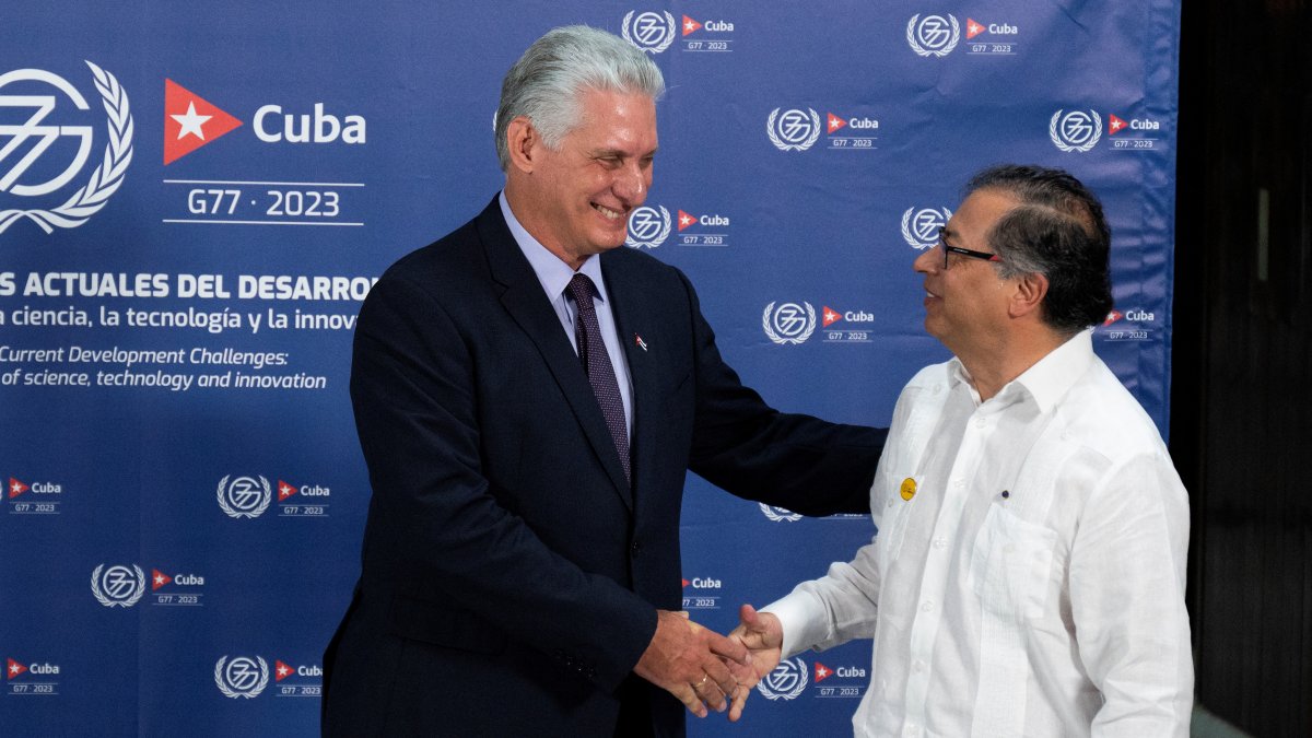 Colombian President Gustavo Petro (right) is welcomed by Cuban dictator Miguel Díaz-Canel (File photo)