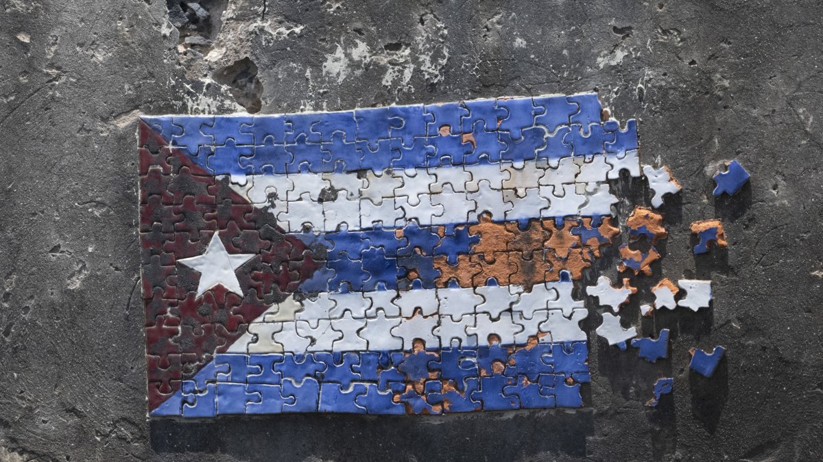 A mosaic of the Cuban flag, weathered by time (Archive)