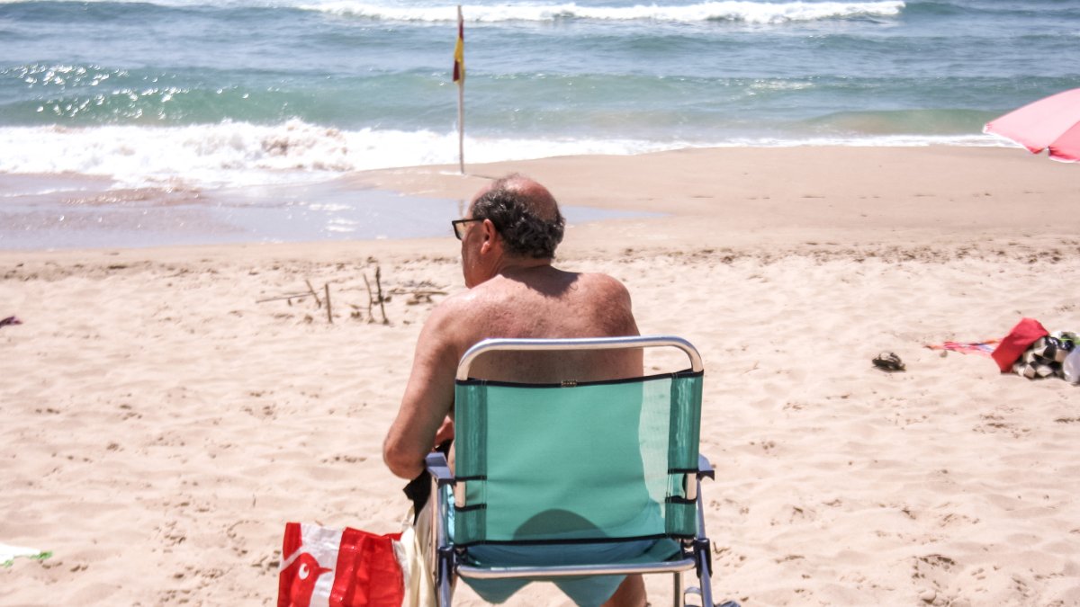 Una persona tomando el sol en la playa (Archivo)