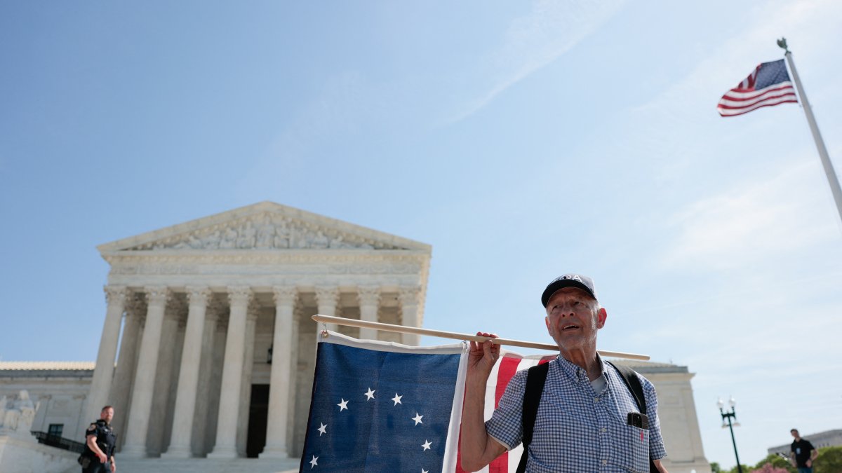 Un hombre durante una protesta frente a la Corte Suprema por temas de inmigración (Archivo)