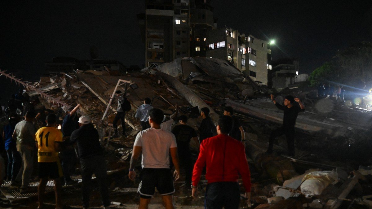 People standing next to a collapsed building after an earthquake in Caracas on June 24, 2026