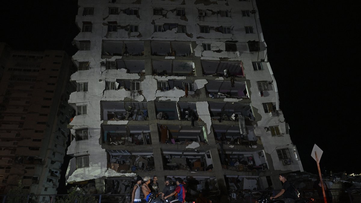 Edificio dañado tras el terremoto en Catia La Mar, Venezuela