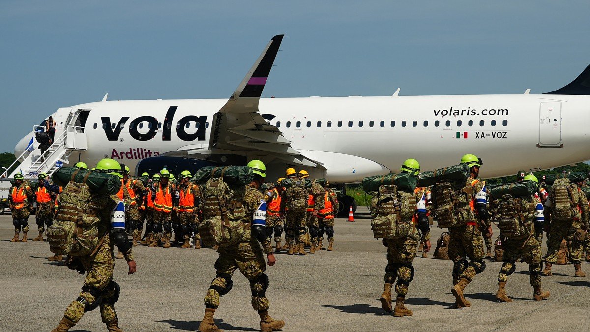 Salvadoran soldiers before boarding a plane bound for Venezuela