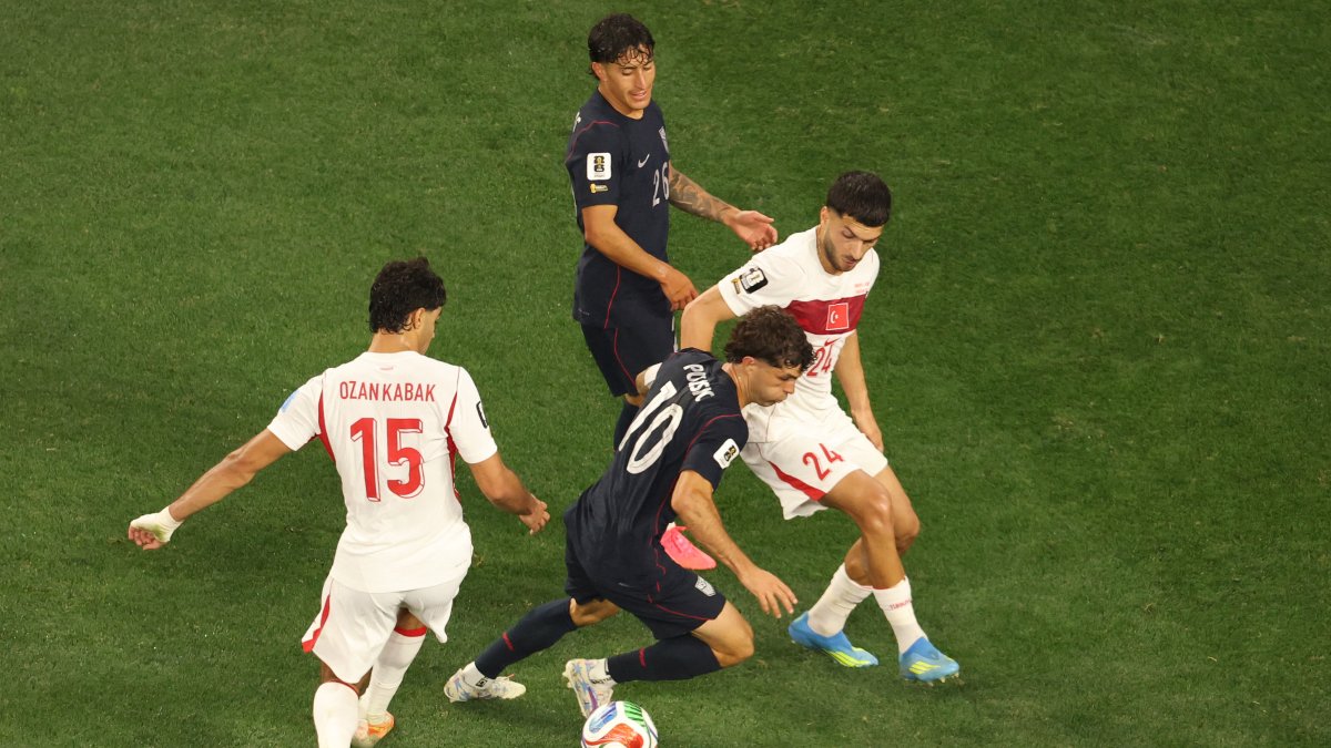 Christian Pulisic llevando el balón durante el encuentro de este jueves.