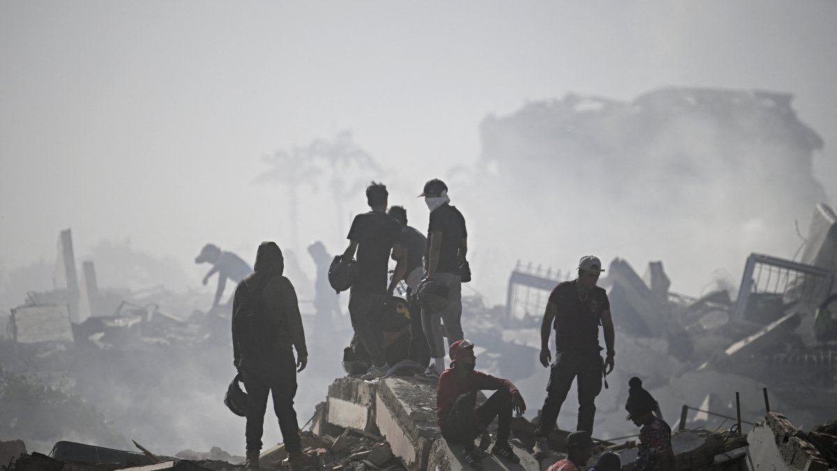 Volunteers in Venezuela are doing everything they can to rescue people from the rubble