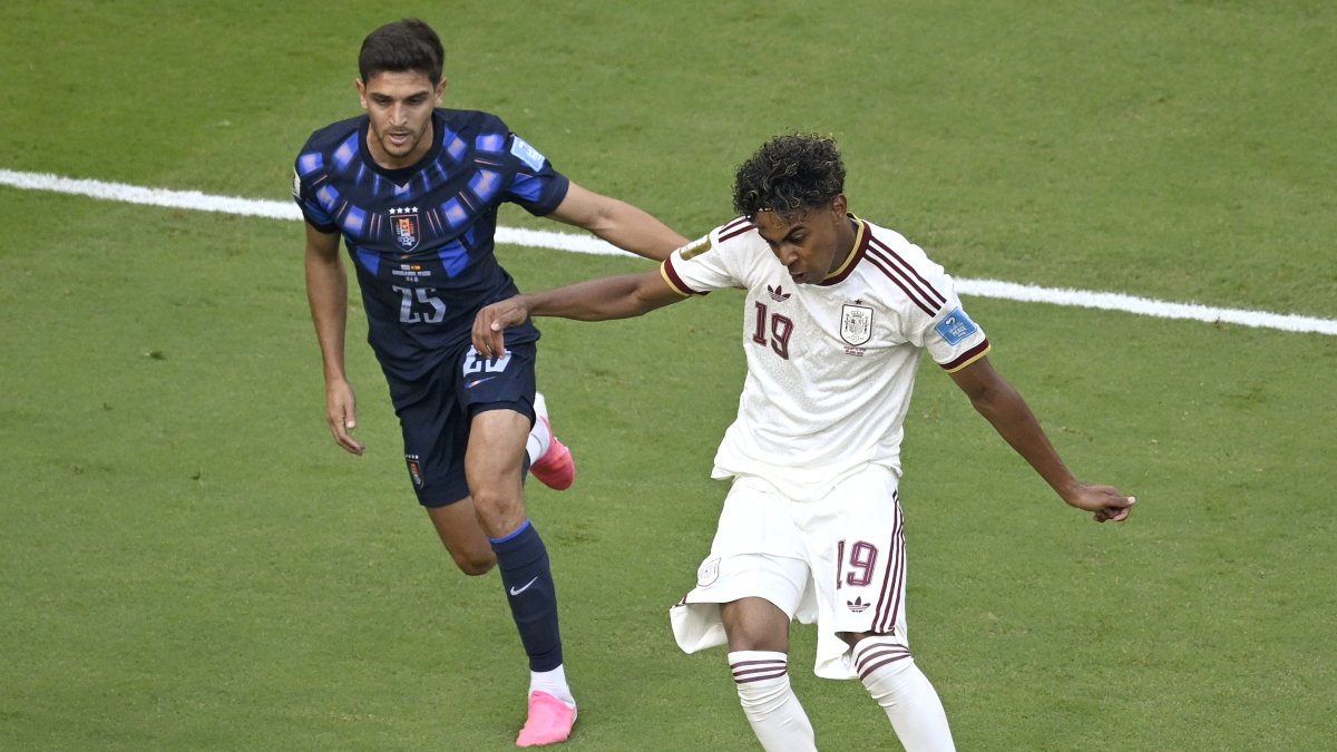 Uruguay's midfielder #25 Juan Manuel Sanabria and Spain's forward #19 Lamine Yamal.