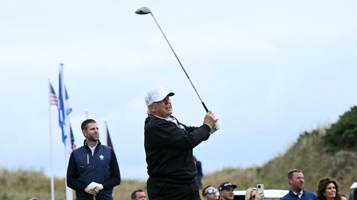 Donald Trump juga al golf en Aberdeenshire, Escocia/ Brendan Smialowski