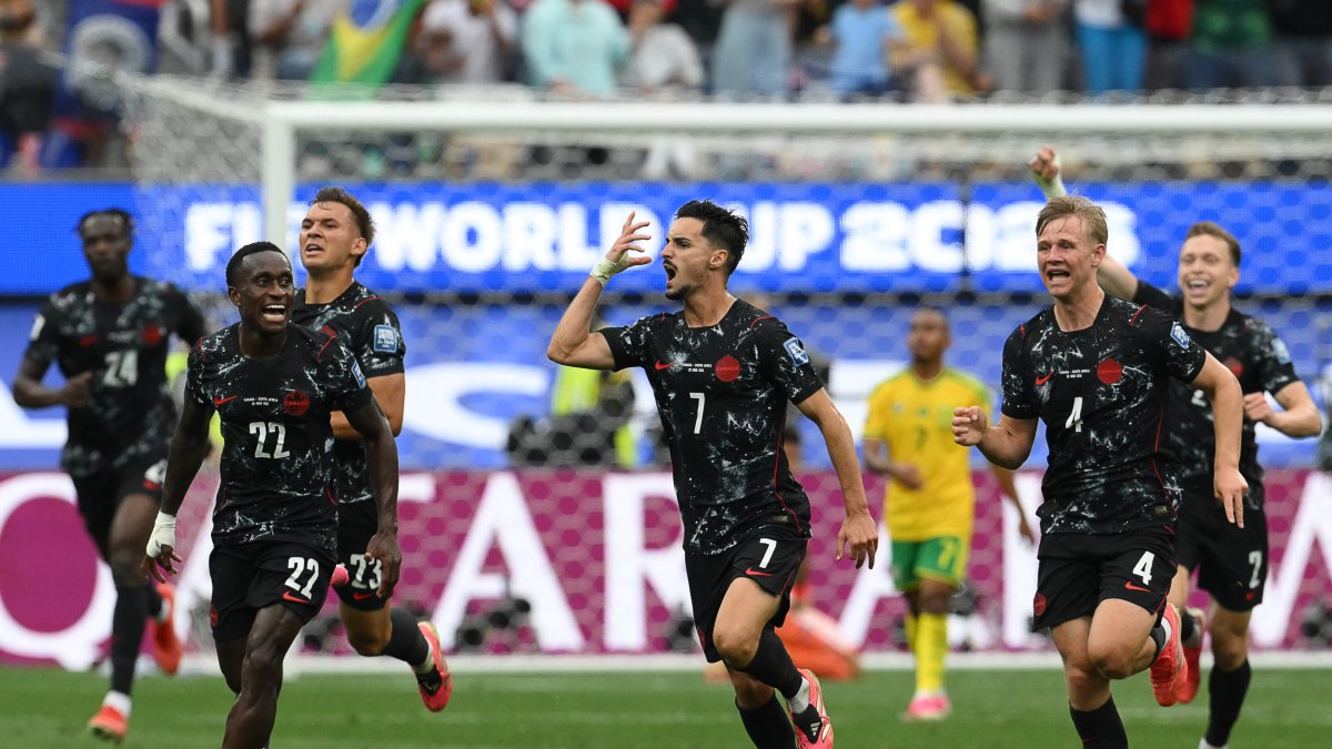 Canadian players celebrate their victory over South Africa/ Patrick T. Fallon