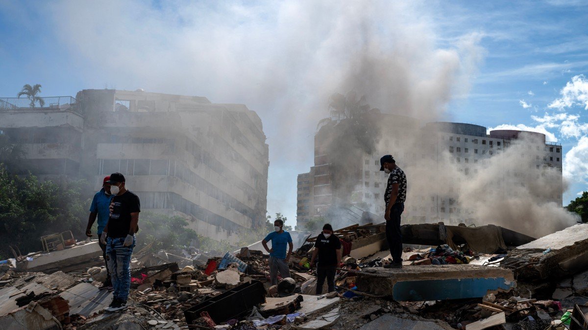 Rescatistas y voluntarios buscan sobrevivientes en La Guaira, estado de La Guaira, Venezuela