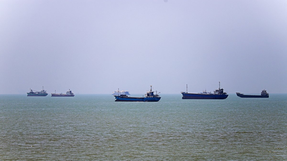 Se ven buques fondeados en Bandar Abbas, junto al estrecho de Ormuz
