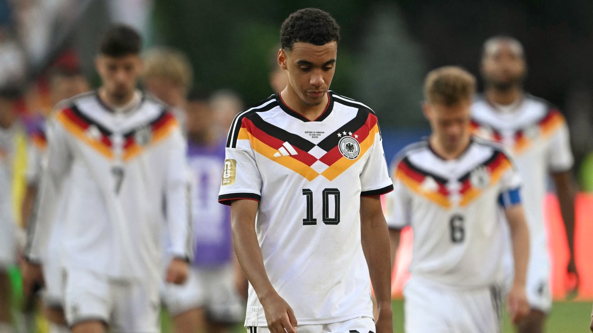 Jamal Musiala (10), cabizbajo tras la eliminación de Alemania en el Mundial 2026