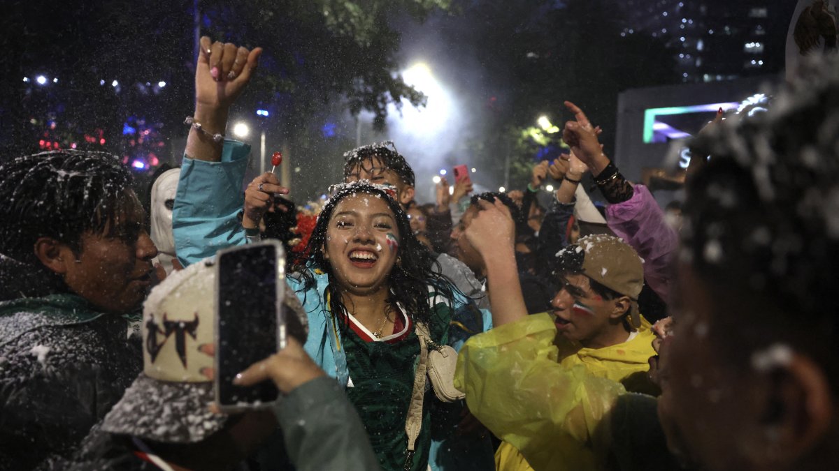 Mexican fans celebrate El Tri’s advancement to the round of 16 of the 2026 FIFA World Cup