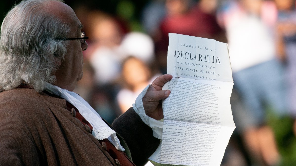 Imitador de Benjamin Franklin lee la Declaración de Independencia/ Stefani Reynolds