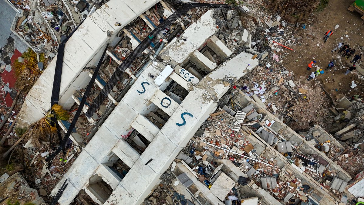 Imagen de un edificio derrumbado por los terremotos