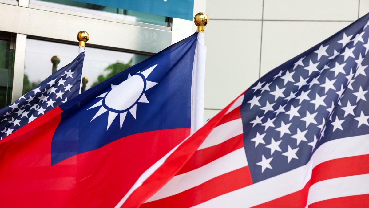 Flags of Taiwan and the United States / I-Hwa Cheng