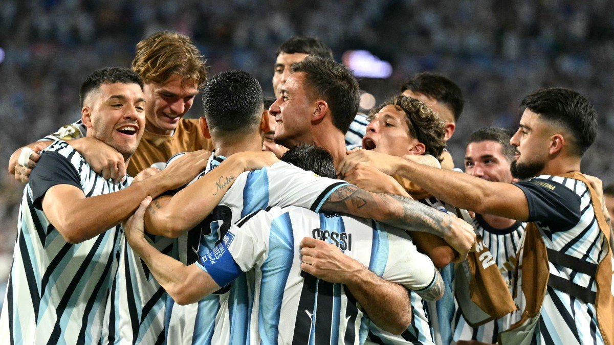 Cristian Romero celebra el tercer gol de Argentina con todos sus compañeros