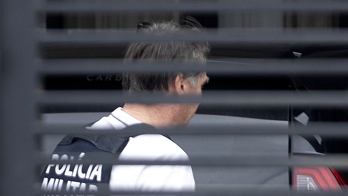 Jair Bolsonaro llegando a su casa con un chaleco antibalas tras ser dado de alta del hospital DF Star en Brasilia el 27 de marzo de 2026.
